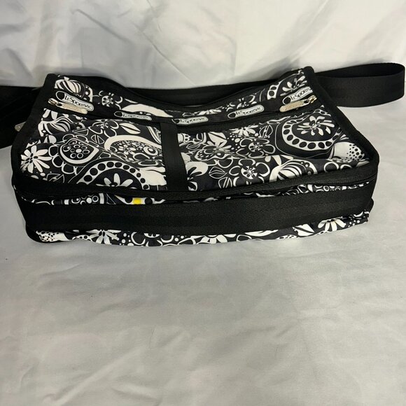 lesportsac crossbody Black and white with lots of zipper pockets - Picture 7 of 7